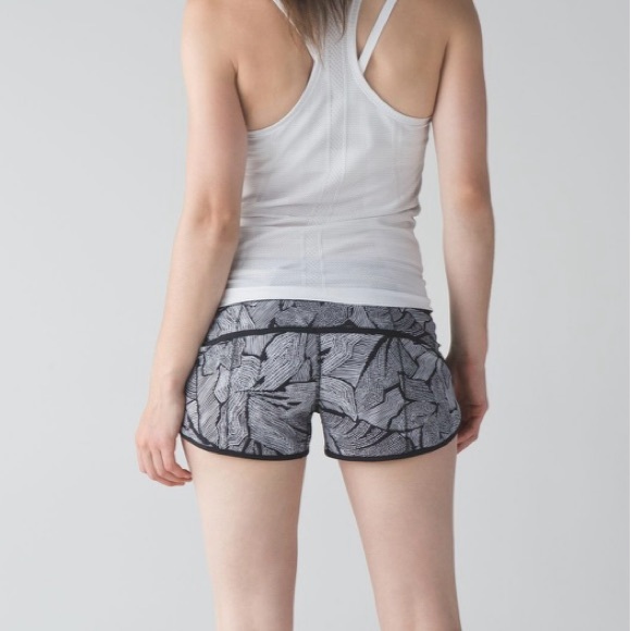Lululemon Speed Short 2.5” Dottie Tribe White Black Pattern Size 4 - Picture 4 of 10